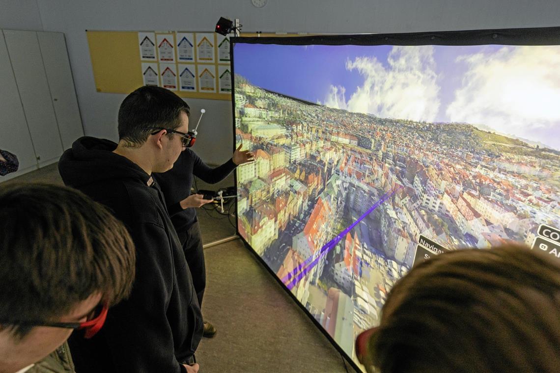 Virtual Reality bringt die Welt in die Max-Eyth-Realschule Aktiv-Stereo-Brillen mit Flüssigkristallgläsern ermöglichen es, die Stadt auf dem Bildschirm dreidimensional zu sehen. Foto: Alexander Becher