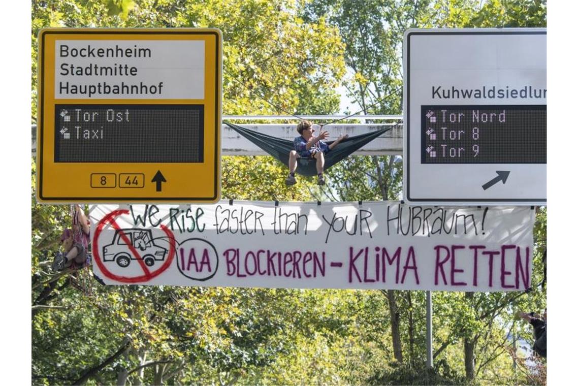 Klima-Aktivisten blockieren Haupteingang der IAA Aktivisten auf eine Schilderbrücke geklettert und haben ein Transparent enthüllt. Foto: Boris Roessler