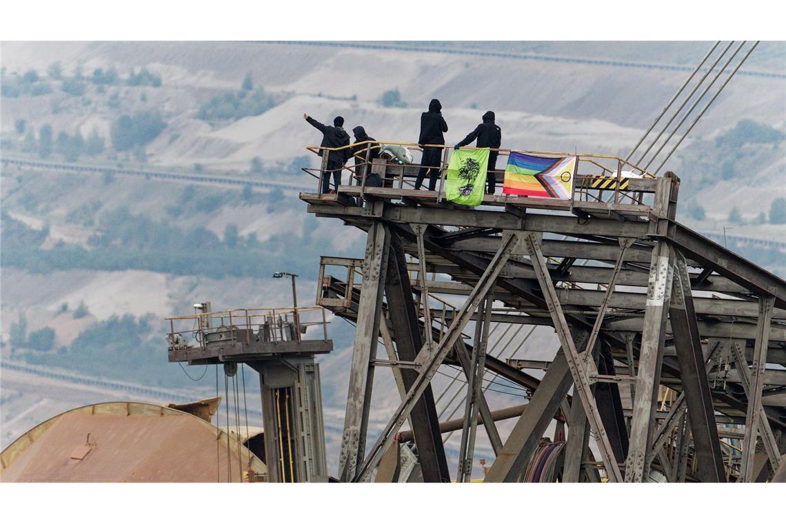 Bilder des Tages Aktivisten besetzen einen Kohlebagger im Tagebau Hambach. Sie fürchten, dass der Konzern RWE einen Teil vom Hambacher Forst für einen Yachthafen roden lässt.