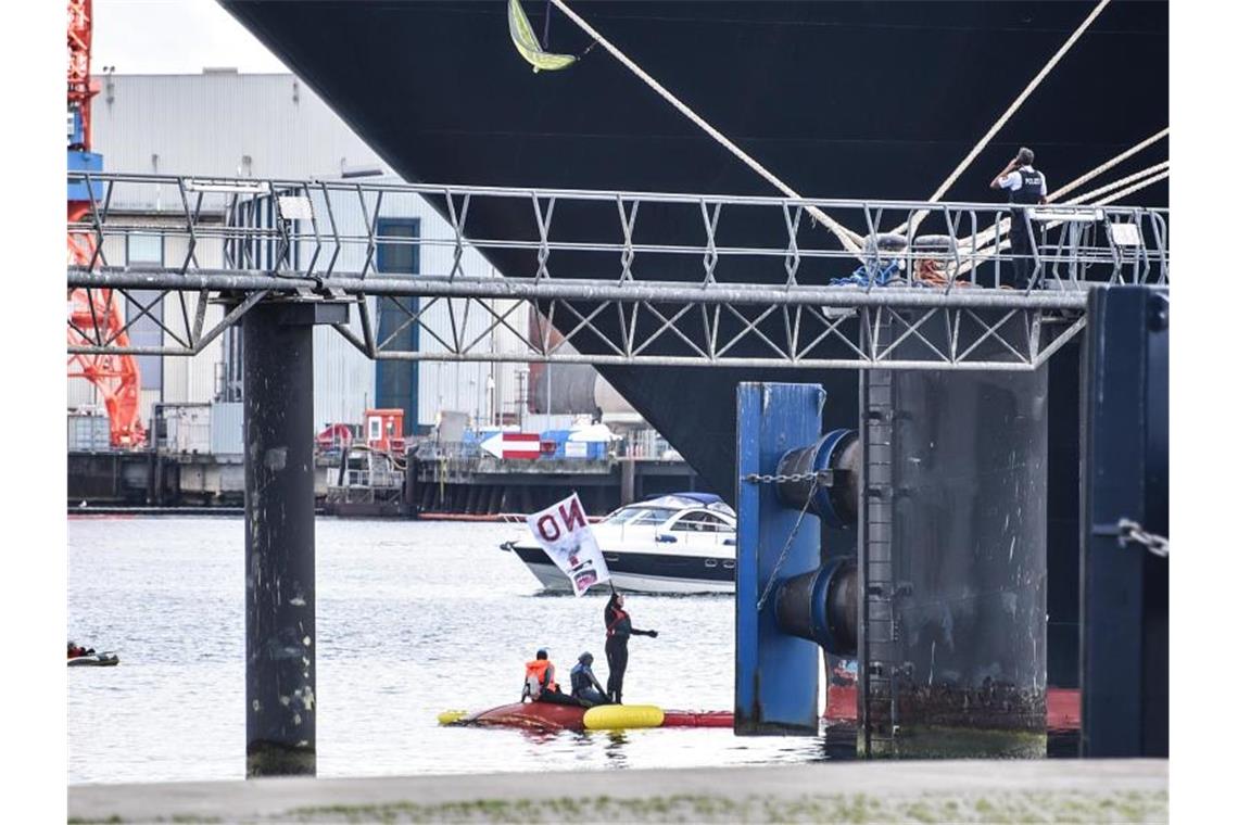 Aktivisten blockieren am Pfingstsonntag das Kreuzfahrtschiff „Zuiderdam“ im Kieler Hafen und hindern es am Auslaufen. Foto: Thomas Eisenkrätzer