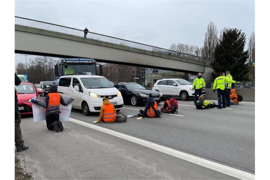 Klimaaktivisten blockieren Straßen Aktivisten blockieren die Berliner Stadtautobahn 100. Foto: Paul Zinken/dpa