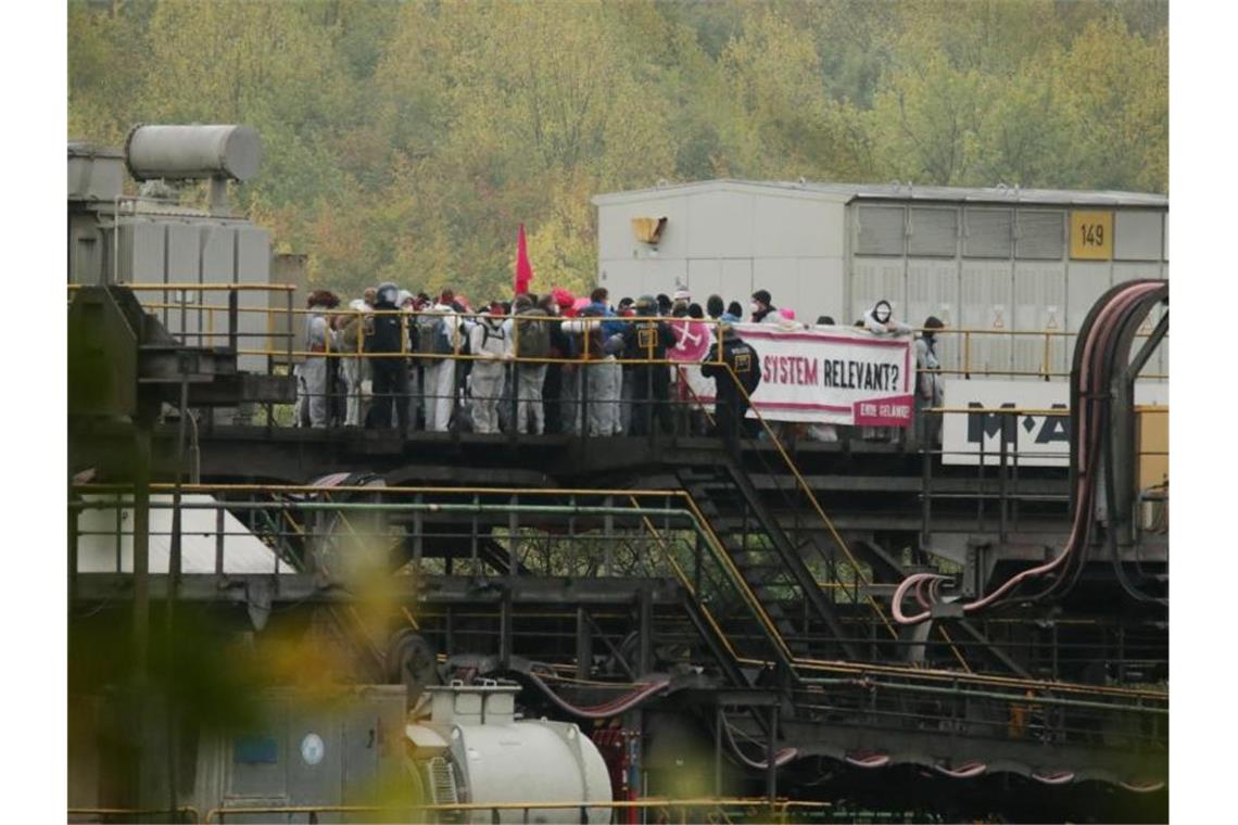 Aktivisten blockieren im Tagebau Garzweiler eine Kohle-Förderanlage. Foto: David Young/dpa