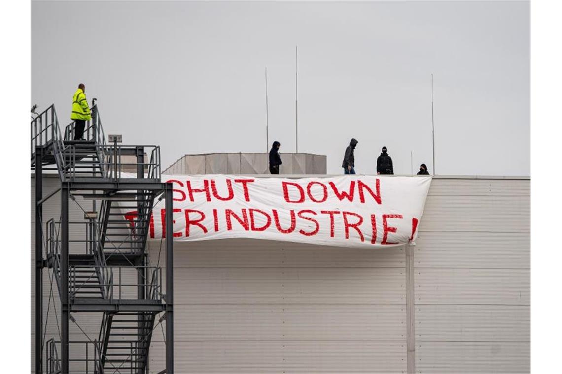 Aktivisten brachten auf dem Dach des Tönnies-Hauptstandorts in Rheda-Wiedenbrück ein Transparent mit der Aufschrift „Shut Down Tierindustrie“ an. Foto: Guido Kirchner/dpa