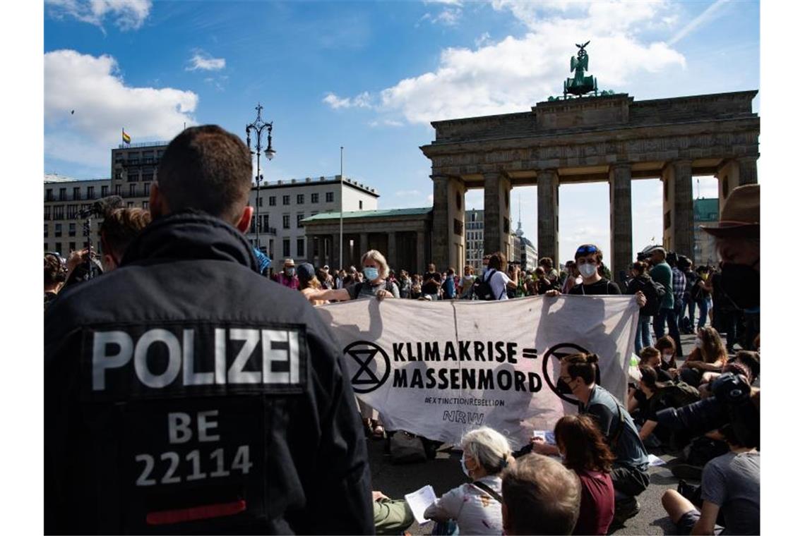 Klimaprotest: Polizei räumt Straße am Brandenburger Tor Aktivisten, darunter die Umweltschutzgruppe Extinction Rebellion, protestieren am Brandenburger Tor. Foto: Paul Zinken/dpa