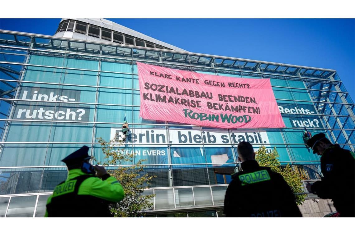 Aktivisten demonstrieren mit einer Kletter-Aktion am Konrad-Adenauer-Haus in Berlin.