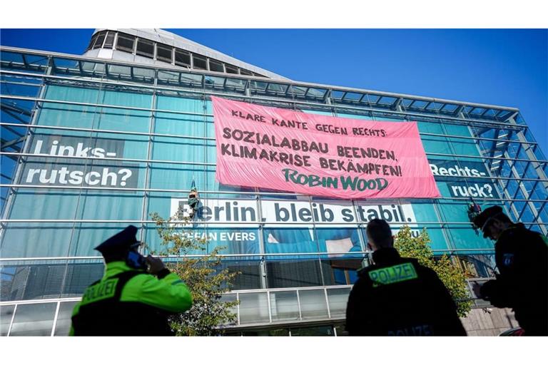 Aktivisten demonstrieren mit einer Kletter-Aktion am Konrad-Adenauer-Haus in Berlin.