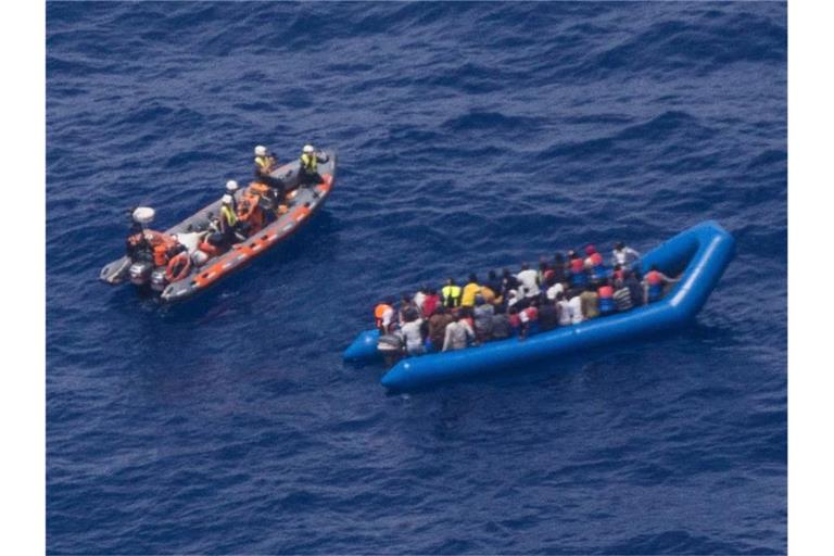 Aktivisten der deutschen Hilfsorganisation Sea-Watch retten Migranten vor der libyschen Küste. Foto: Sea Watch