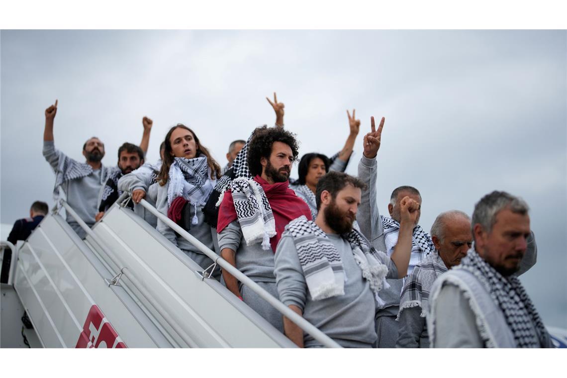 Aktivisten der Global Sumud Flotilla steigen bei der Ankunft auf dem Istanbuler Flughafen aus einem Flugzeug aus.