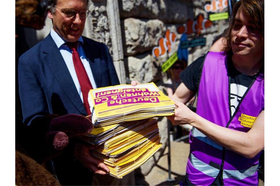 Aktivisten der Initiative „Deutsche Wohnen & Co enteignen“ übergeben in Berlin 77.001 Unterschriften für die Einleitung eines Volksbegehrens. Foto: Gregor Fischer