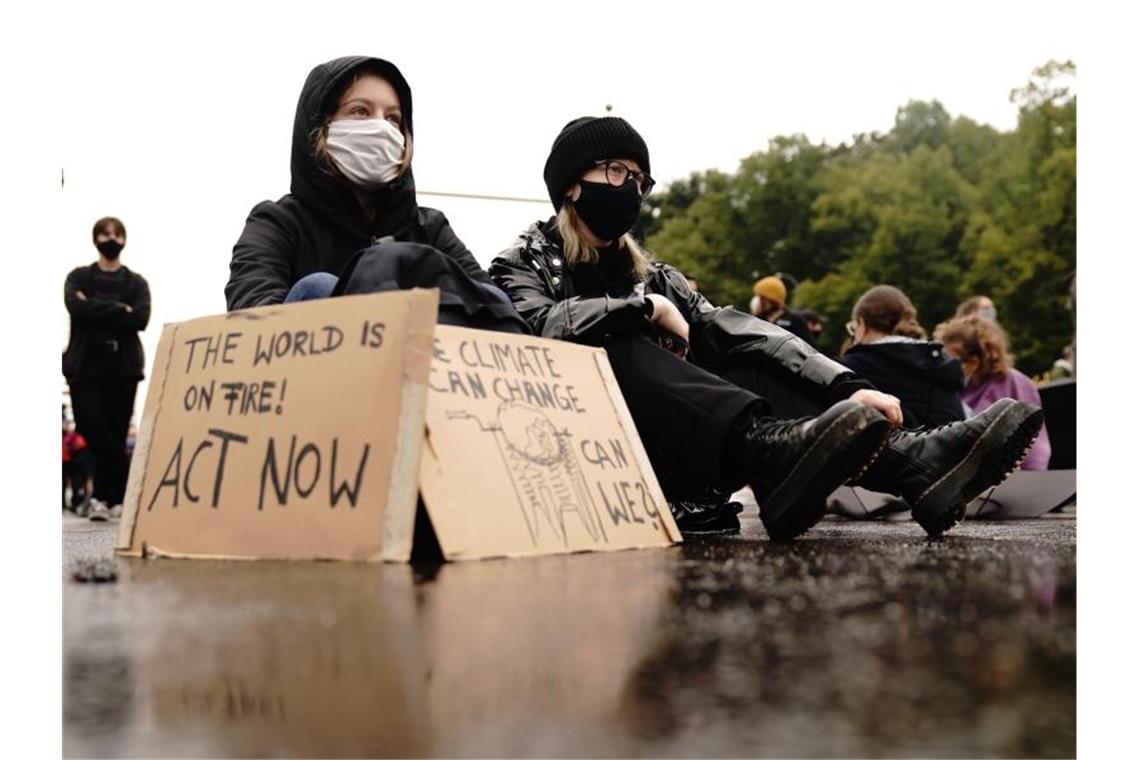 Aktivisten der Klimaschutzbewegung Fridays for Future demonstrieren in Berlin für mehr Tempo im Kampf gegen die Klimakrise. Foto: Kay Nietfeld/dpa