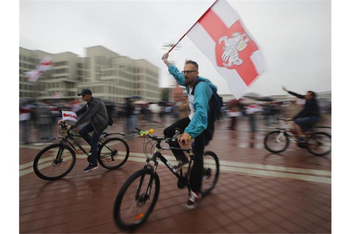 Aktivisten der Opposition in Belarus kritisieren die Wahl des autoritären Präsidenten Lukaschenko. Foto: Dmitri Lovetsky/AP/dpa