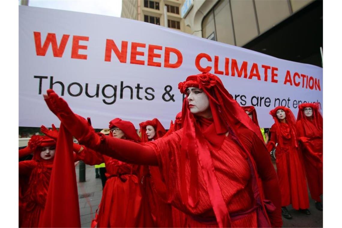 Aktivisten der „Red Rebel Brigade“ von „Extinction Rebellion“ gehen in Sydney ebenfalls auf die Straße. Foto: Steven Saphore/AAP/dpa