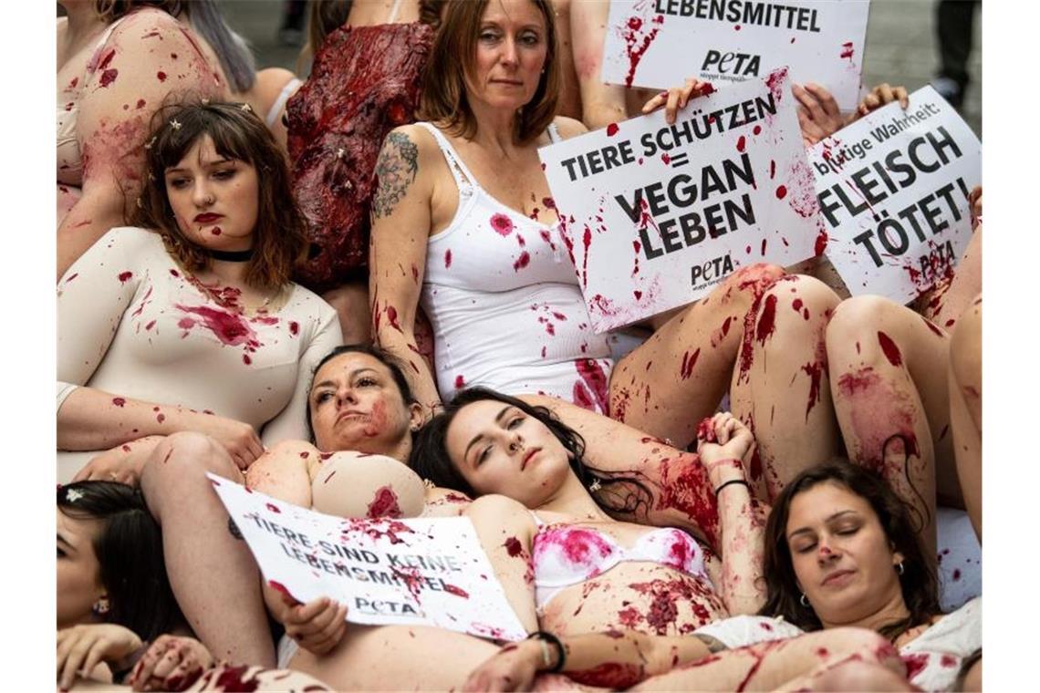 „Demo-Klassiker“ zum 25. Jubiläum: Peta in Stuttgart Aktivisten der Tierrechtsorganisation Peta liegen mit Kunstblut beschmiert und halbnackt auf dem Boden. Foto: Fabian Sommer