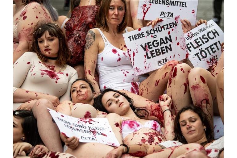Aktivisten der Tierrechtsorganisation Peta liegen mit Kunstblut beschmiert und halbnackt auf dem Boden. Foto: Fabian Sommer