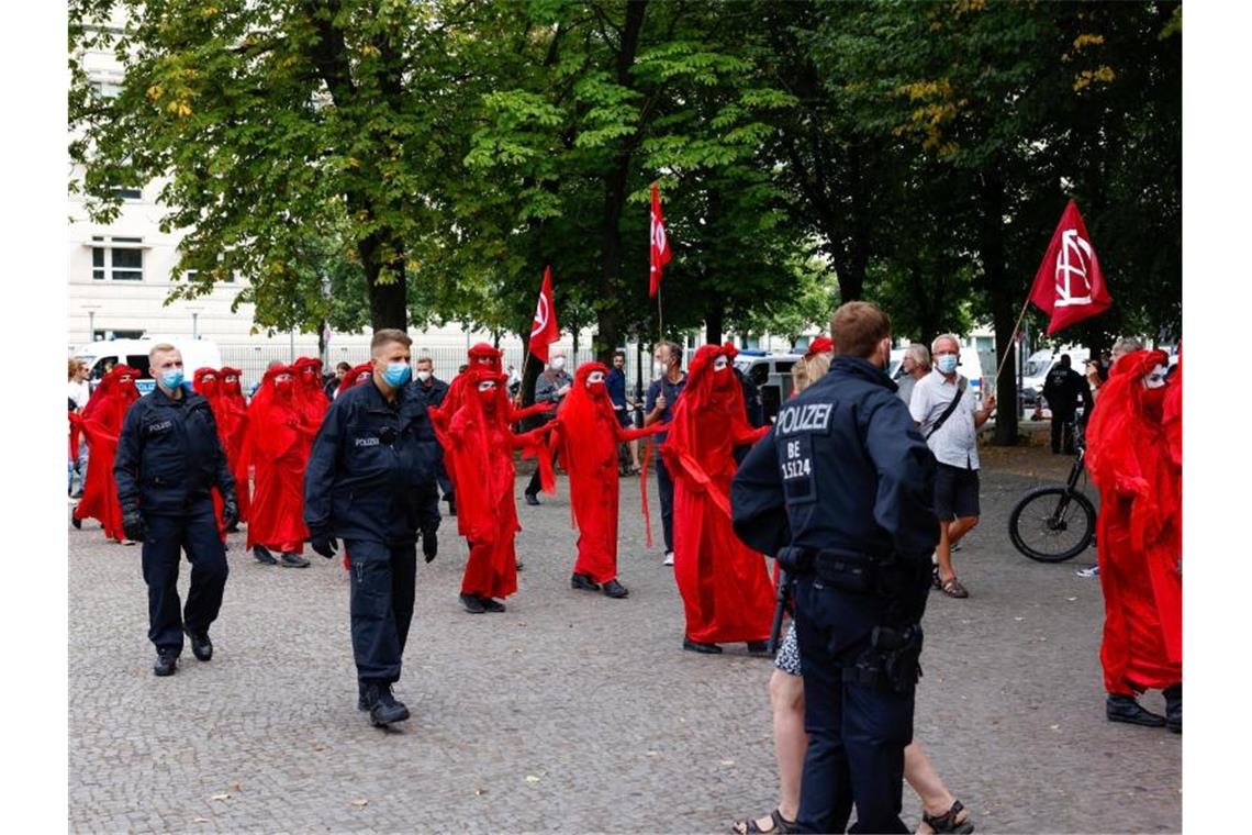 Aktivisten der Umweltschutzgruppe Extinction Rebellion protestieren in Berlin-Mitte gegen die Umweltpolitik der Regierung. Foto: Gerald Matzka/dpa