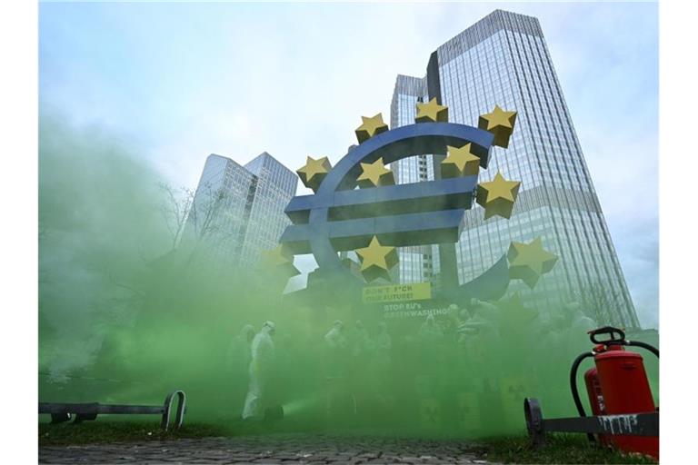 Aktivisten des „Koala Kollektivs“ demonstrieren vor der Euro-Skulptur in der Frankfurter Innenstadt gegen „Greenwashing“ von Atomenergie und Erdgas durch die Taxonomie der EU. Foto: Arne Dedert/dpa