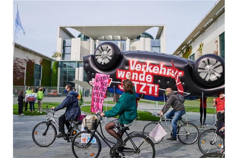 Aktivisten fordern vor dem Kanzleramt die „Verkehrswende“. Foto: Annette Riedl/dpa