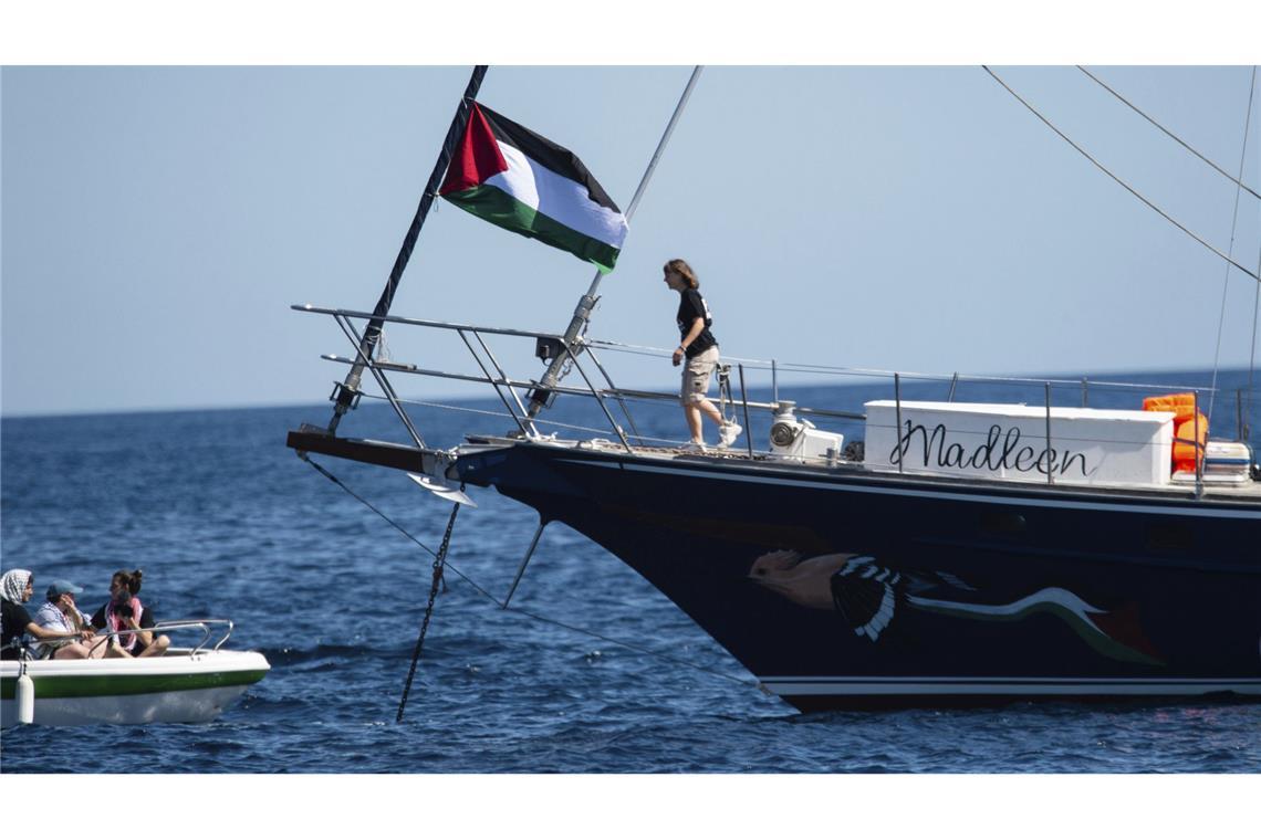 Israels Marine fängt Schiffe der Gaza-Hilfsflotte ab Aktivisten gehen an Bord, bevor sie vom sizilianischen Hafen Catania in Richtung Gaza auslaufen (Archivbild)