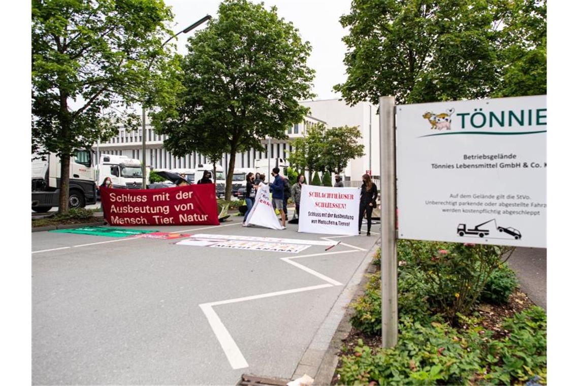 Aktivisten haben die Einfahrt der Firma Tönnies in Rheda-Wiedenbrück besetzt. Foto: Guido Kirchner/dpa