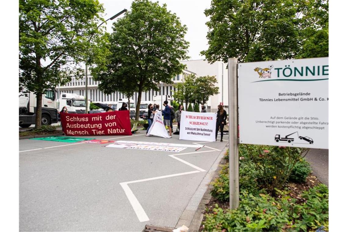 Proteste gegen Massentierhaltung bei Tönnies Aktivisten haben die Einfahrt der Firma Tönnies in Rheda-Wiedenbrück besetzt. Foto: Guido Kirchner/dpa