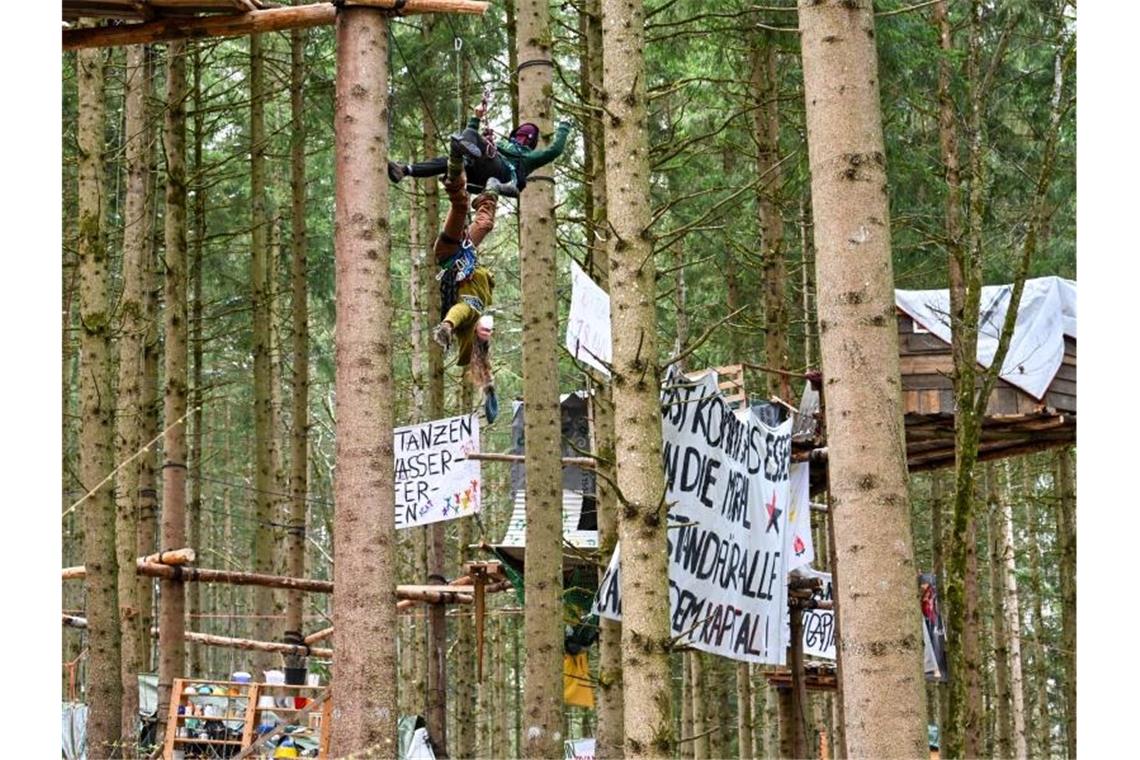 Polizei holt im Altdorfer Wald Aktivisten vom Baum Aktivisten im Altdorfer Wald. Foto: Felix Kästle/dpa/Archivbild