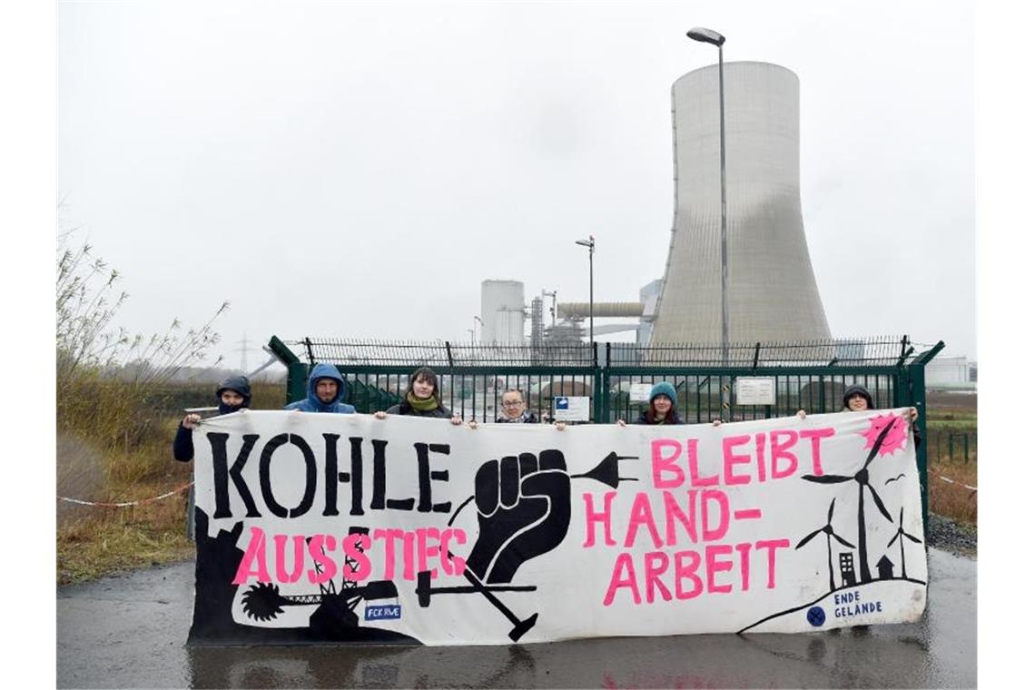 Aktivisten besetzen Gelände von Kohlekraftwerk in Datteln Aktivisten stehen mit einem Transparent vor dem Kraftwerk in Datteln. Foto: Caroline Seidel/dpa