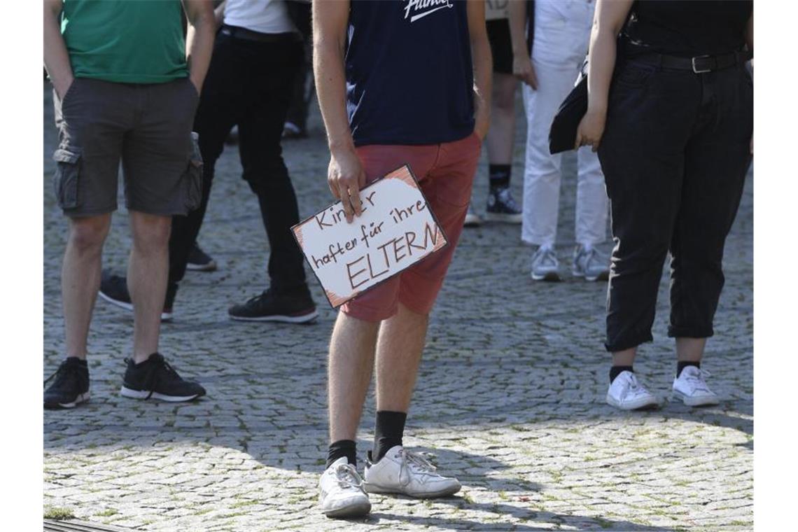 Aktivisten von Fridays for Future demonstrieren für bessere Umweltgesetze, um die Klimaerwärmung zu stoppen. Foto: Roberto Pfeil/dpa