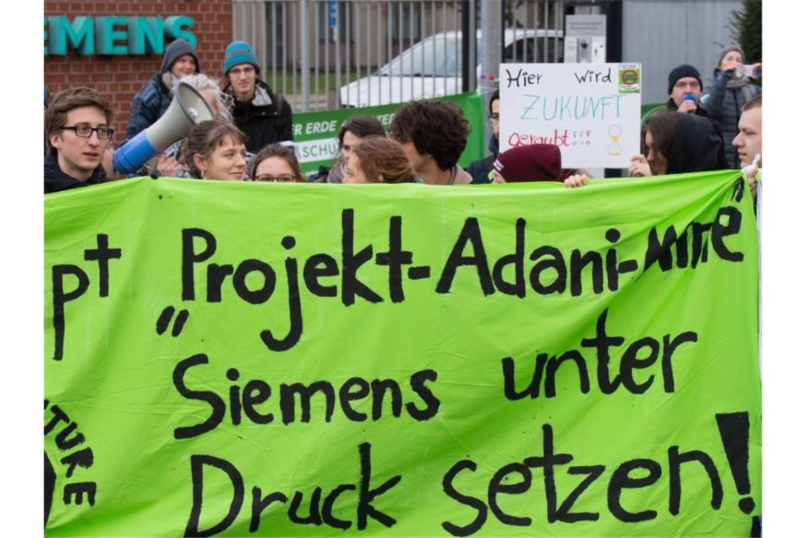 Aktivisten von Fridays for Future demonstrieren vor dem Siemens-Standort bei Hannover gegen die umstrittene Lieferung von Siemens-Technik für ein Kohlebergwerk in Australien. Foto: Julian Stratenschulte/dpa