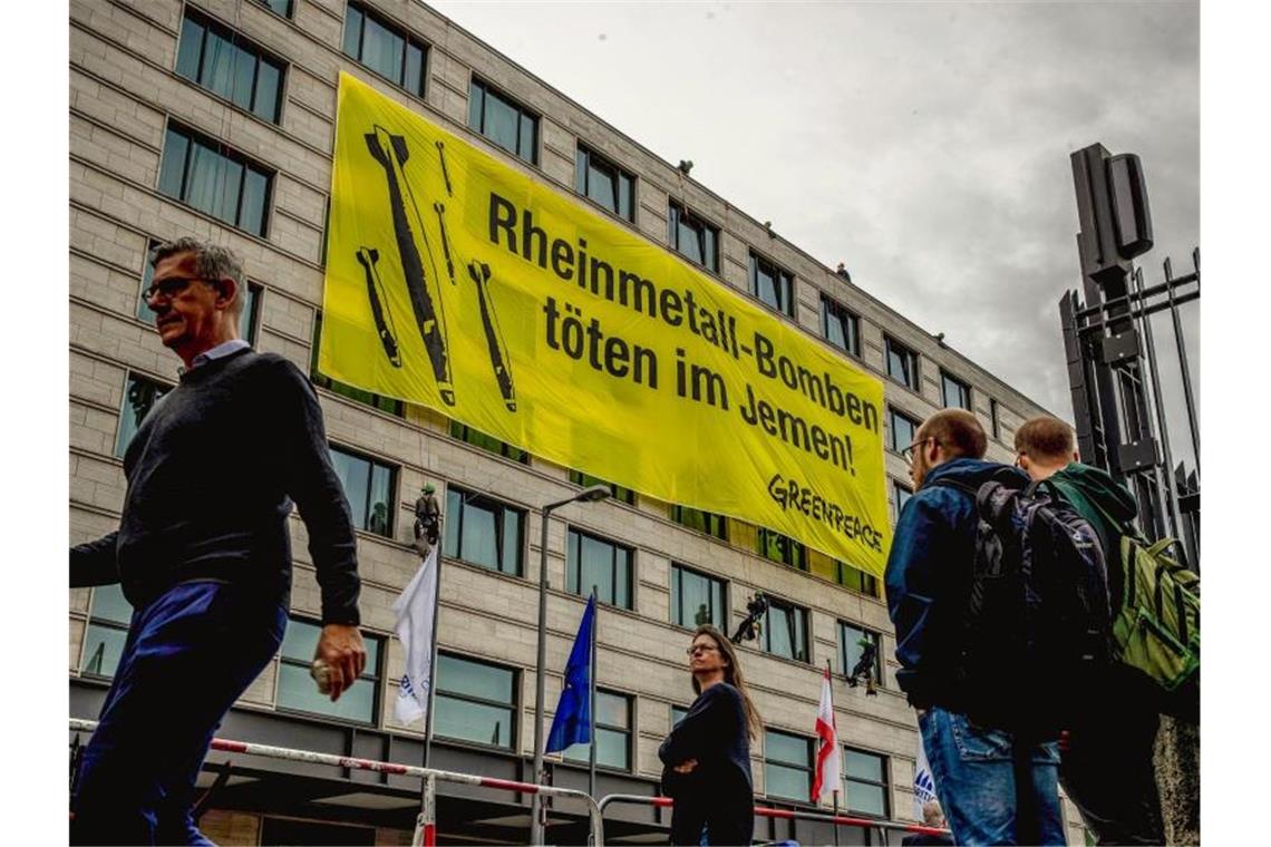 Protest gegen Rheinmetall: Rüstungskonzern in der Kritik Aktivisten von Greenpeace haben ein Plakat mit der Aufschrift „Rheinmetall-Bomben töten im Jemen!“ am Veranstaltungshotel der Rheinmetall Hauptversammlung entrollt. Foto: Michael Kappeler