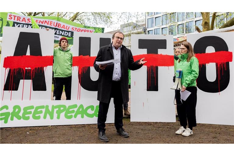 Aktivisten von Greenpeace übergeben eine Petition an den NRW-Verkehrsminister Oliver Krischer (Bündnis 90/Die Grünen).