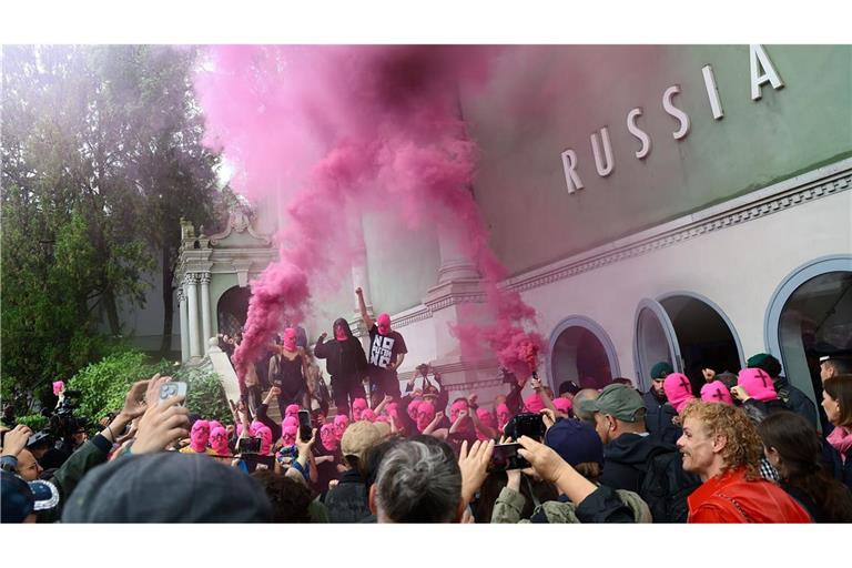 Aktivistinnen von Pussy Riot und FEMEN veranstalten vor dem russischen Pavillon auf der Kunstbiennale eine Protestaktion gegen die Teilnahme Russlands.