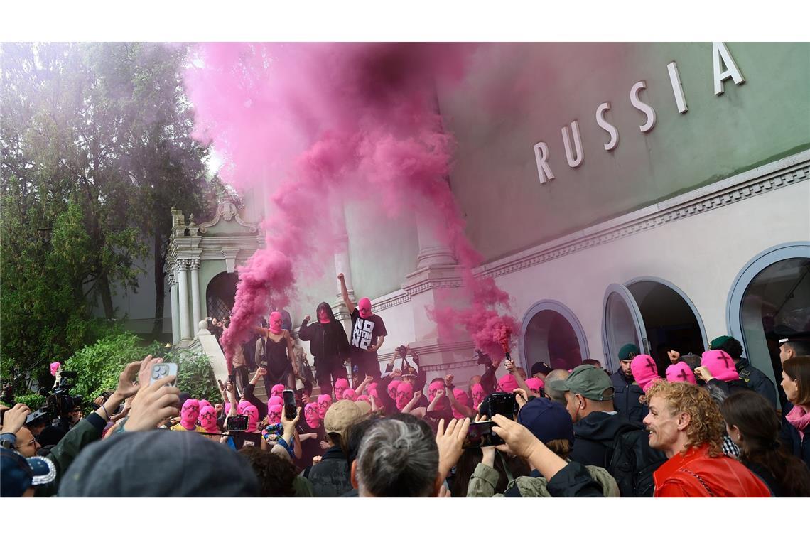 Aktivistinnen von Pussy Riot und FEMEN veranstalten vor dem russischen Pavillon auf der Kunstbiennale eine Protestaktion gegen die Teilnahme Russlands.