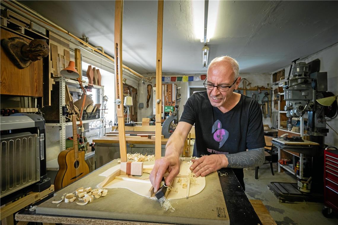 Aktuell arbeitet Georg Zaiß in seiner Werkstatt in Weiler zum Stein an einer neuen Gypsy-Gitarre. Fotos: Alexander Becher