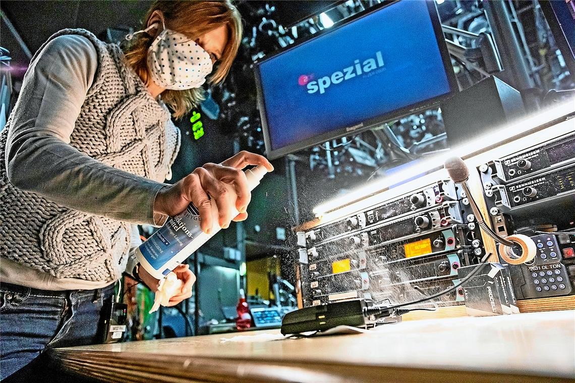 Sehnsucht nach Normalität Aktuell herrschen besondere Sicherheitsvorkehrungen im Fernsehstudio.