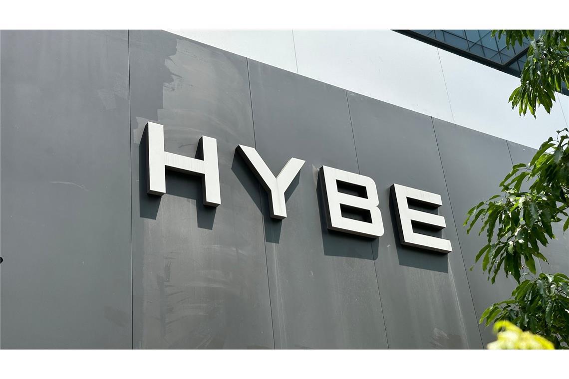 Aktuell kommt es zu Protesten vor der HYBE-Zentrale.