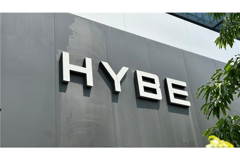 Aktuell kommt es zu Protesten vor der HYBE-Zentrale.