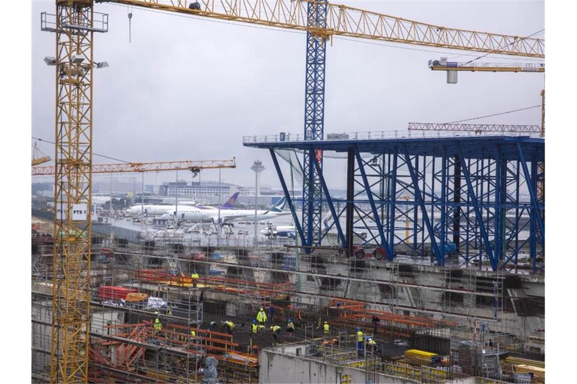 Neues Frankfurter Terminal wächst zu schnell Aktuell laufen die Arbeiten für das Stahldach des Hauptgebäudes. Foto: Helmut Fricke/dpa