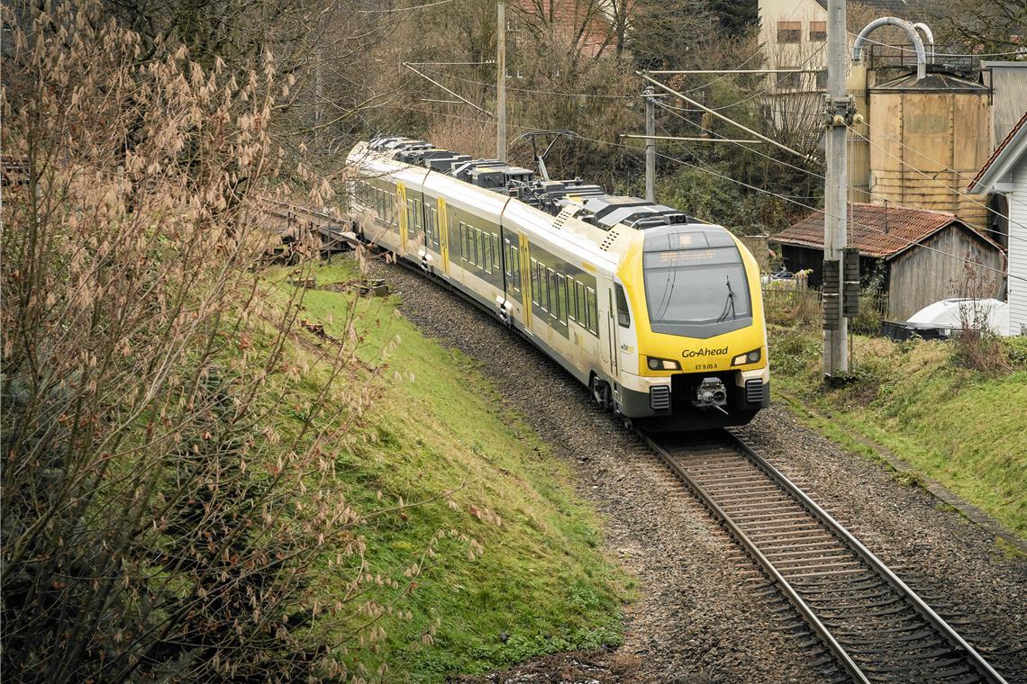 Schlechtes Zeugnis für die Murrbahn Aktuell sind die Regionalzüge auf der Murrbahn, so wie hier bei Oppenweiler-Aichelbach, noch einspurig unterwegs. Foto: Alexander Becher
