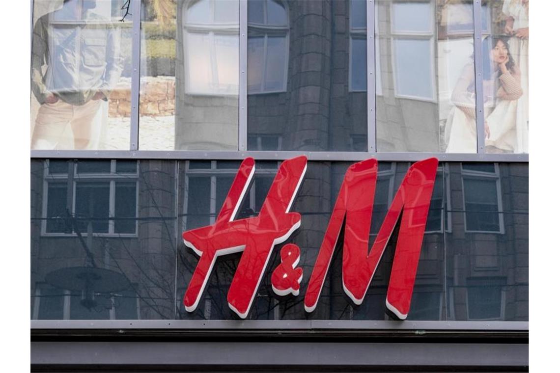 Aktuell sind noch 166 der insgesamt rund 5000 H&M-Filialen geschlossen. Foto: Axel Heimken/dpa