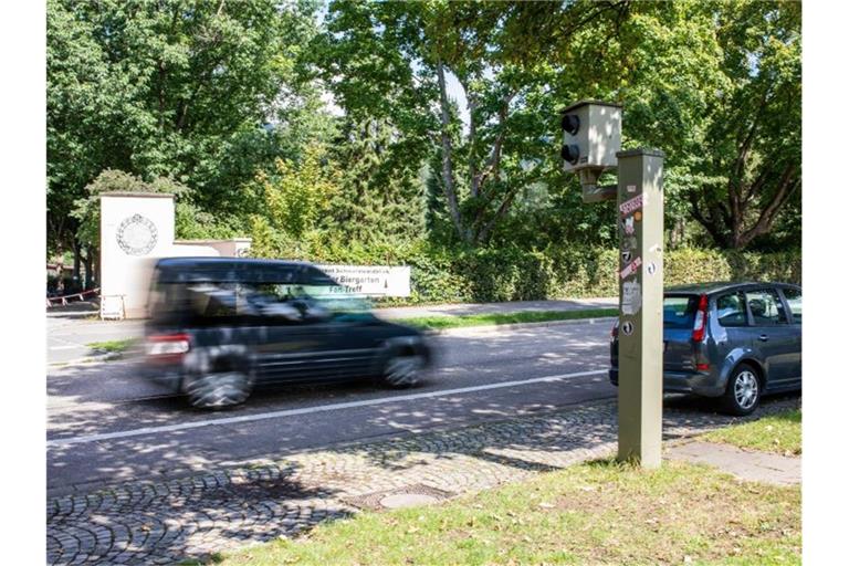 Aktuell streiten die Länder über einen Formfehler in der neuen Straßenverkehrsordnung, es geht vor allem um härtere Strafen für Raser. Nun tauchen neue Bedenken auf - zu früheren Verordnungen. Foto: Philipp von Ditfurth/dpa