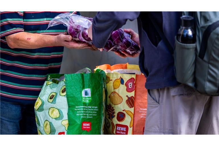 Aktuell suchen nach Angaben der Organisation etwa 1,5 Millionen Menschen regelmäßig die Tafeln auf. (Archivbild)