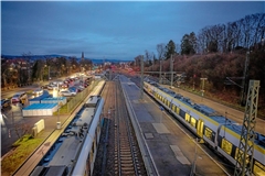 Aktuell verkehren in Backnang aufgrund von Bauarbeiten lediglich die S-Bahnen der Linie S4 (links) und der Regionalzug RE90 (rechts). Foto: Alexander Becher