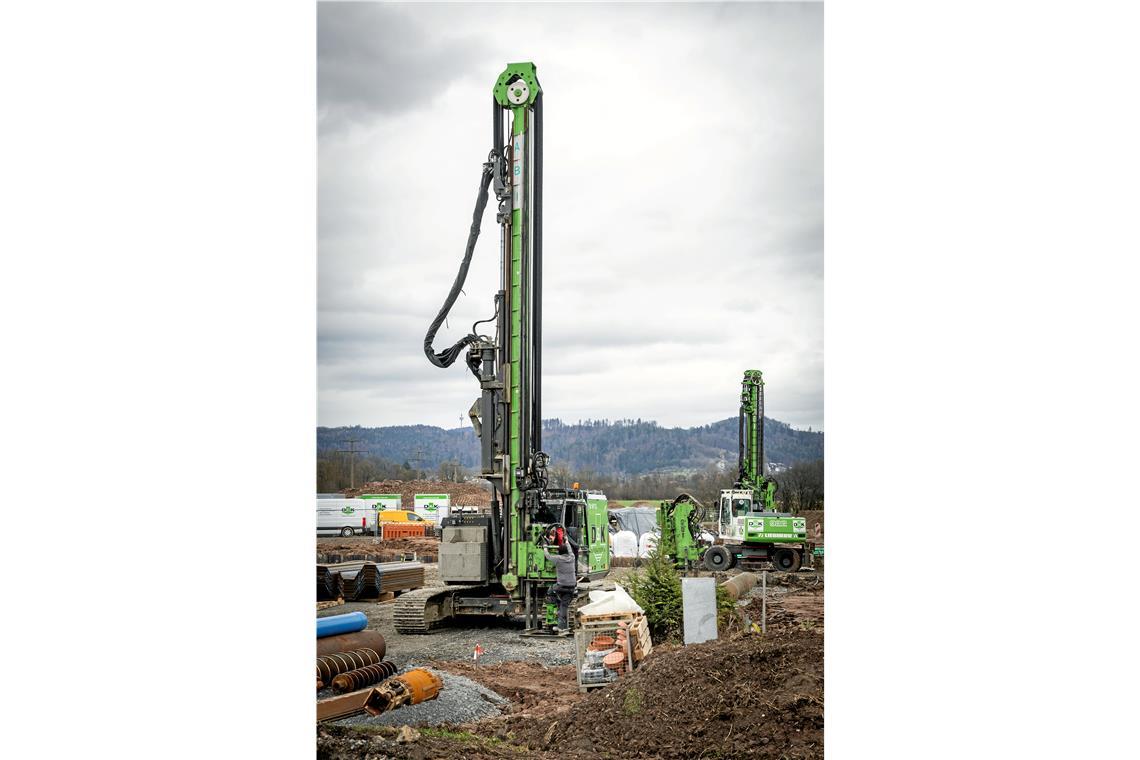 Die Arbeiten am Becken in Oppenweiler nehmen Fahrt auf Aktuell werden unter anderem die Spundwände für die Baugrube eingerammt.