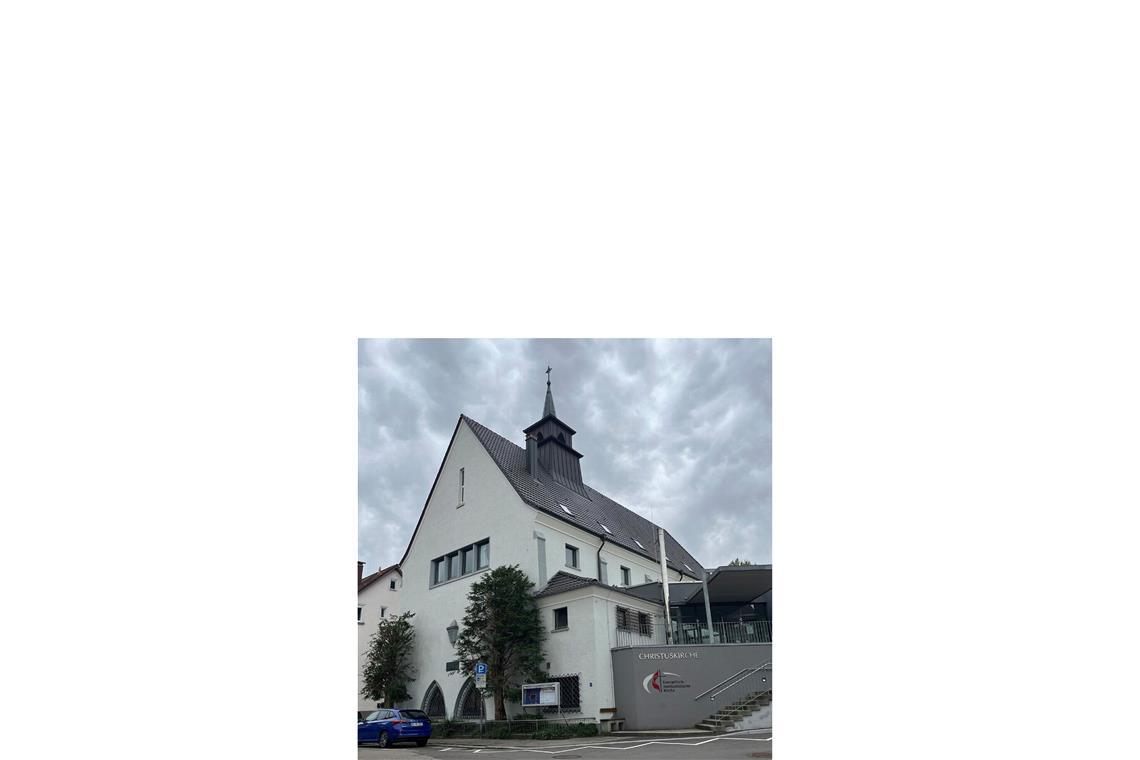 Außergewöhnliche Bauten aus Holz und Lehm für Stuttgart Aktuelle Ansicht der evangelisch-methodistischen Kirche in Waiblingen. Das Kirchengebäude feiert 2027 sein hundertjähriges Bestehen. Das Projekt von Atelier Kaiser Shen will mit dem Umbau zeigen, wie Material sinnvoll rezykliert und . . .