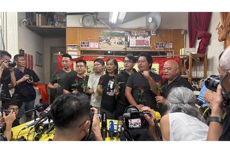 Aktuelle und ehemalige Mitglieder der pro-demokratischen Partei Hongkongs, der League of Social Democrats (LSD), geben die Auflösung der Partei bekannt.