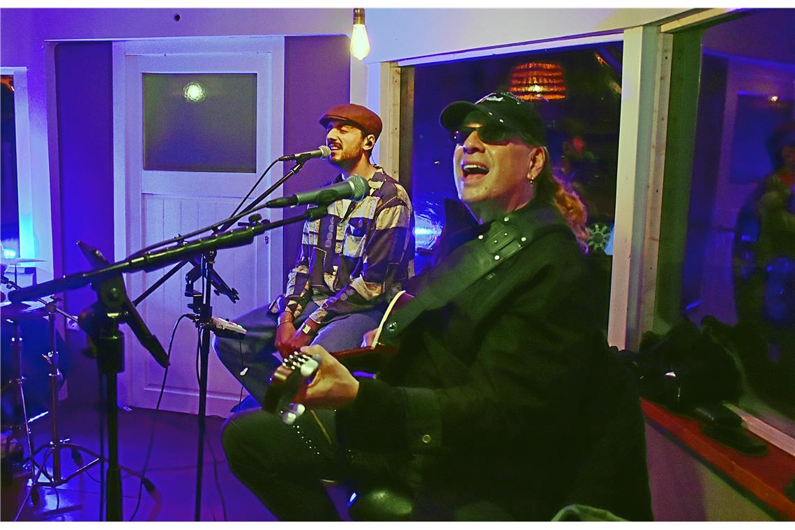 Akustischen Pop vom Feinsten präsentiert Güray im Unique und lädt damit die Part...