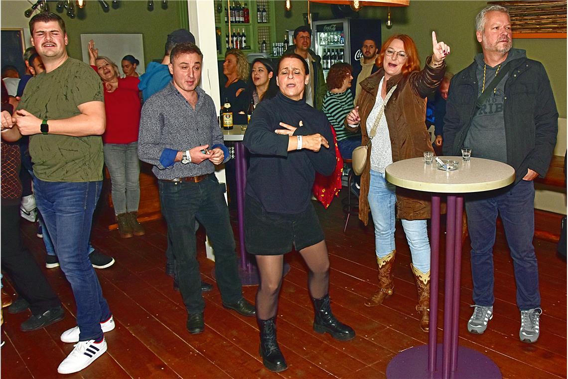 Akustischen Pop vom Feinsten präsentiert Güray im Unique und lädt damit die Part...