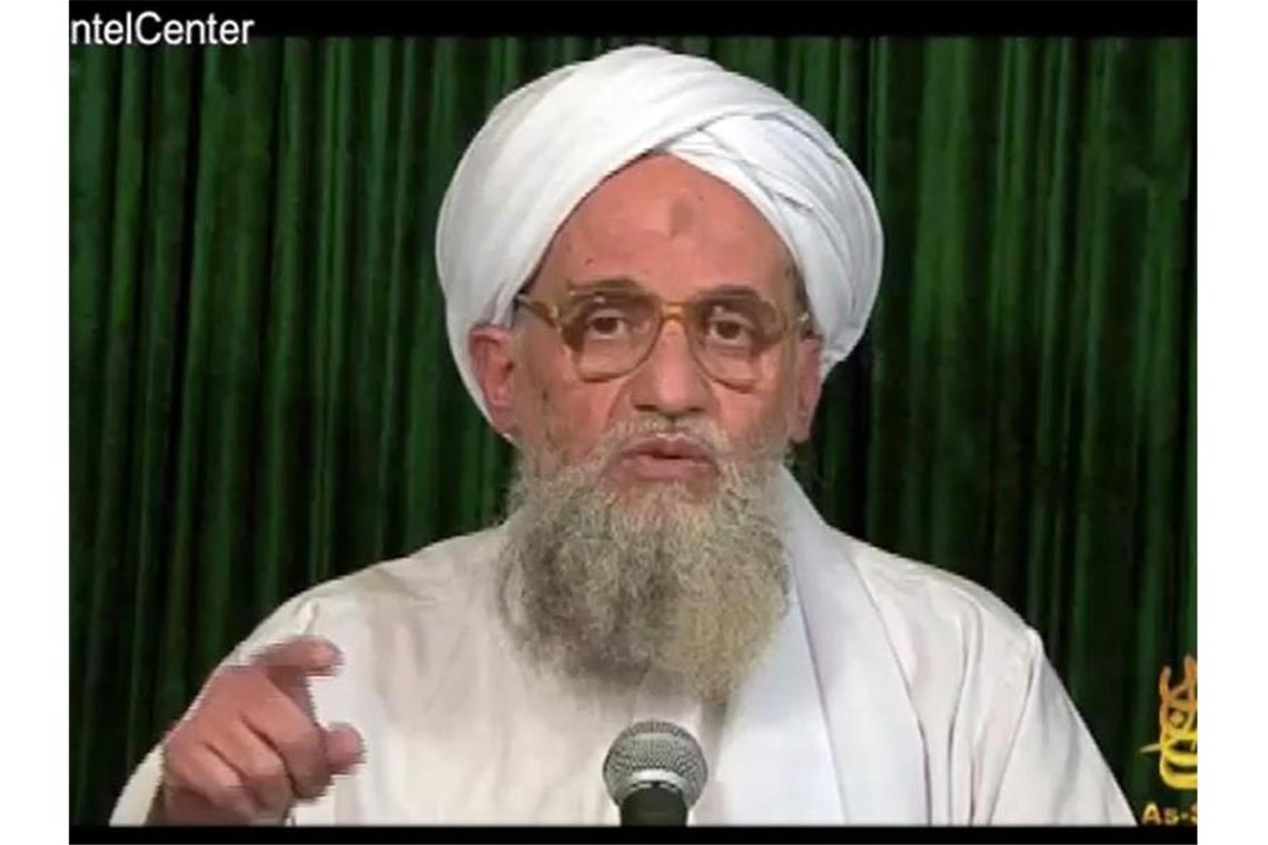 Al-Kaida-Chef Eiman al-Sawahiri in einer früheren Videobotschaft. Nun hat das Terrornetzwerk ein neues Video veröffentlicht. Foto: ---/Intelcenter/dpa