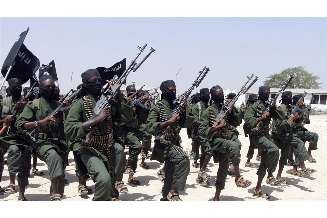 Mindestens 13 Tote bei Anschlag in Mogadischu Al-Shabaab-Kämpfer in Somalia (Archivbild)
