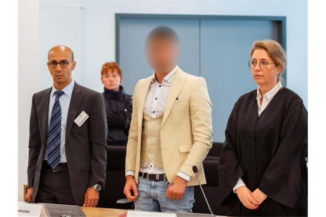 Neuneinhalb Jahre Haft für Alaa S. im Chemnitz-Prozess Alaa S. zwischen einem Dolmetscher und seiner Verteidigerin Ricarda Lang. Foto: Matthias Rietschel